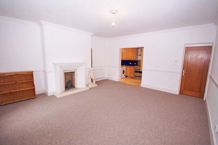 A 3 Bedroom Flat in Pittville Circus Road GL52 2PZ - Photo 4