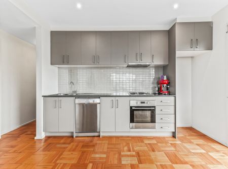 IN THE HEART OF CHELTENHAM! - Photo 4