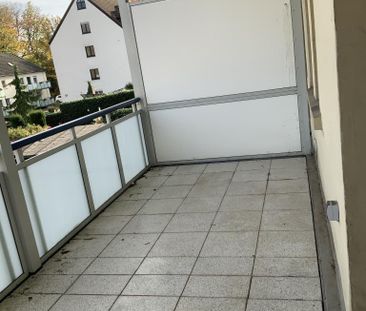 Altbauwohnung mit geräumiger Wohnküche, Balkon und hellem Wannenbad - Photo 2