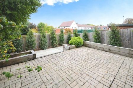 4 bedroom semi-detached house to rent - Photo 5