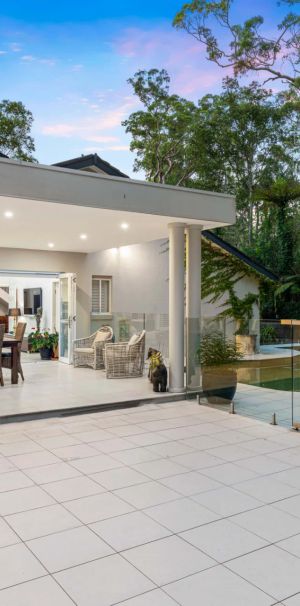 Furnished Elegant Country Manor with Pool - Photo 1