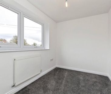 3 bedroom end of terrace house to rent - Photo 2