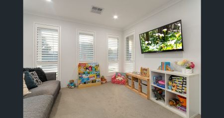 Picture-Perfect Coastal Home – Stylish and Low Maintenance! - Photo 2