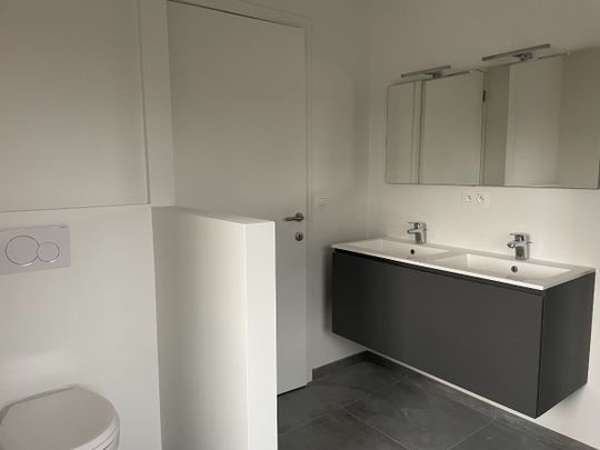 Drie slaapkamer EENGEZINSWONING met garage & tuin - Foto 1