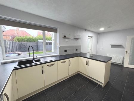 3 bedroom detached house to rent - Photo 2