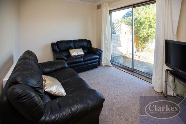4 bedroom semi-detached house to rent - Photo 1