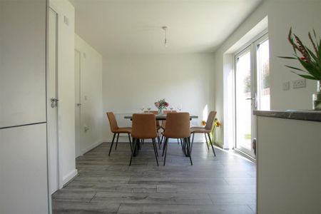 3 bedroom detached house to rent - Photo 2