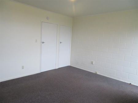 End Neat and Tidy bedsit - Photo 2