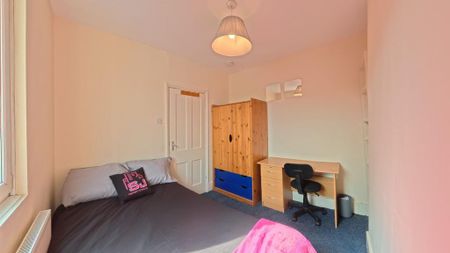 4 bedroom end of terrace house to rent - Photo 2