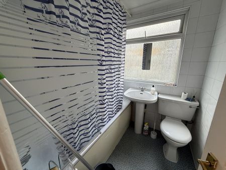 1 bedroom in a house share to rent - Photo 3