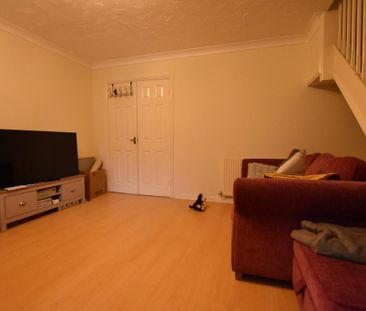 3 bedroom end of terrace house to rent - Photo 2