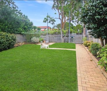 Spacious Apartment in Superbly Convenient Location - Photo 3