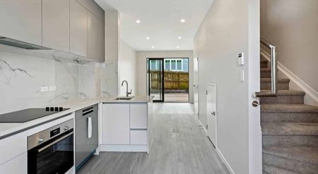 3-Bedroom Townhouse+1 Study in Te Atatū Peninsula! - Photo 3