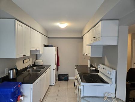 Northeast Barrie: 3 Bed, 1.5 Bath Townhouse, Sydenham Wells - Photo 4