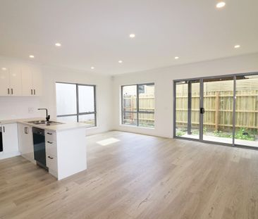 First Class Living! - Photo 2