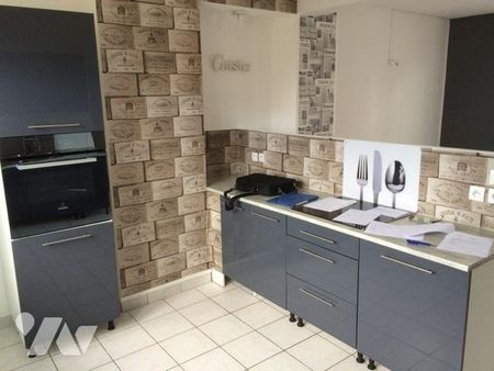 COURRIERES, centre-ville, grand T5 à 740 euros - Photo 4