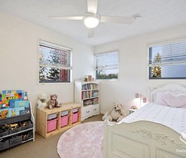 DOUBLE STOREY 3 BEDROOM 2 BATHROOM CORNER APARTMENT ON KAWANA ISLAND - Photo 1