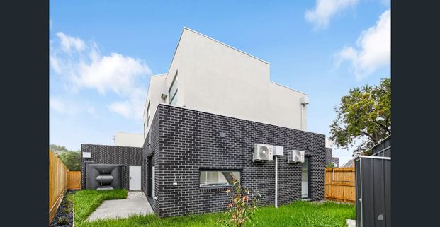 Spacious 4-Bedroom Townhouse - Photo 1