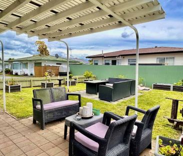 Comfortable Two Bedroom - Photo 2