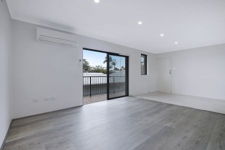 Bright, Top-Floor Apartment in Prime Clayfield Location - Photo 2