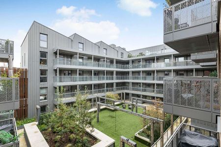 Modern one bedroom flat in a loft-style apartment development. - Photo 2