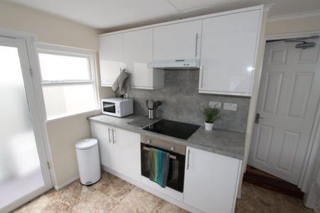 1 Bedroom - Photo 2