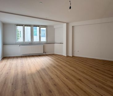 Frisch renovierte 2,5-Zi-Wohnung mitten im Rosenheimer Stadtzentrum! - Photo 2