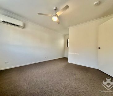 Modern townhouse with double garage plus driveway - can fit 4 cars! - Photo 4