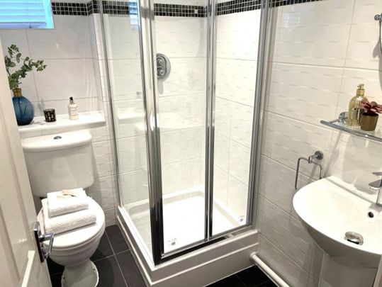 2 Bed Flat, The Pantiles, NW11 - Photo 1