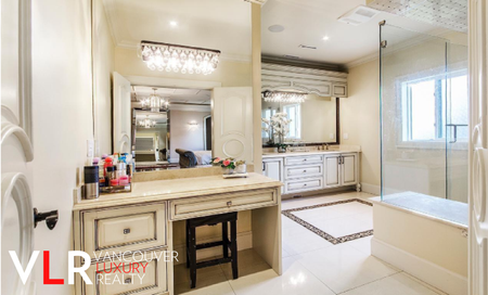 House in Surrey, BC - Photo 4