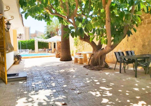 LONG TERM RENTAL. Spacious villa with 6 bedrooms for rent.