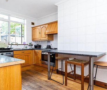 Beautiful three double bedroom flat - Photo 1