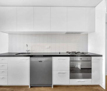 Spacious Two-Bedroom Apartment with Balcony, Car Space & Storage - Photo 3