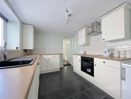 4 bed terraced house to rent in Upton Road, Torquay, TQ1 - Photo 2