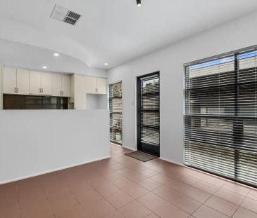 “EXECUTIVE TOWNHOUSE IN GREAT LOCATION!” - Photo 2