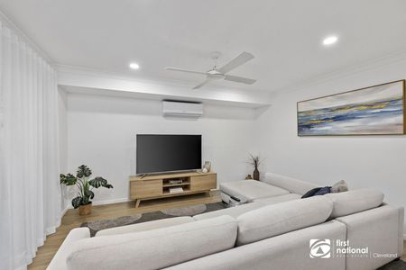 BEAUTIFUL MODERN 4 BEDROOM FAMILY HOME IN CLEVELAND - Photo 2