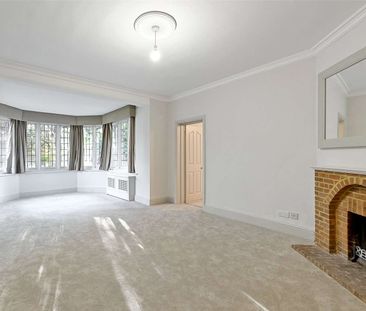 A detached four bedroom home, located in a highly sought after posi... - Photo 4