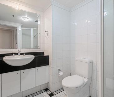 Absolute One-Bedroom Apartment boasts amazing views to city For Rent - Photo 3