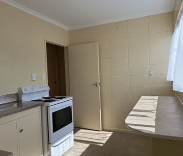 Sunny, Spacious & Super Convenient Two Bedroom in Wallaceville - Photo 3