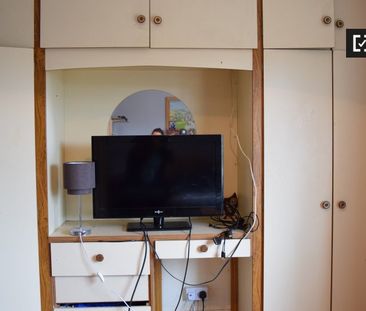 Bright room to rent in 2-bedroom flat in Crumlin, Dublin - Photo 2