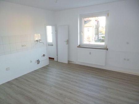 Attraktive Wohnung mit Balkon in zentraler Lage *wird derzeit modernisiert* - Photo 2