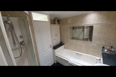 3 Bed Terraced House, Burford Close, IG6 - Photo 3