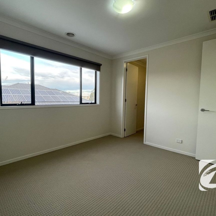 ELEGANT & LOW-MAINTENANCE TOWNHOUSE - Photo 1