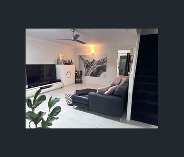 Modern townhouse in a great location! - Photo 1