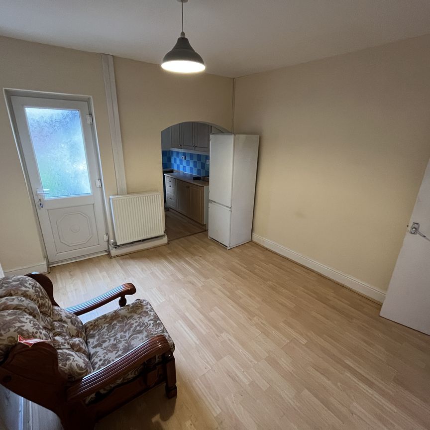 TWO BEDROOMS LOCATED CLOSE TO THE CITY CENTRE LOW MAINTENANCE ENCLOSED GARDEN CLOSE TO LOCAL AMENITES GAS CENTRAL HEATING UPVC DOUBLE GLAZED NEAUTRALLY DECORATED - Photo 1