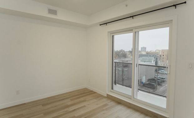 Manchester: Gold Accents – Penthouse Suite – 710 Westminster - Photo 1