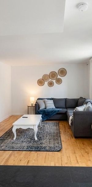 8½ meublé cachet unique — poutres bois — Saint-Roch — 2 900$/mois - Photo 1