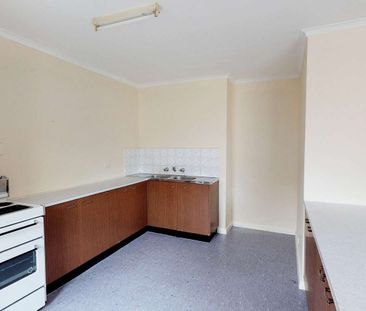 Bright & Spacious Top-Floor Apartment in Prime Fitzroy Location! - Photo 3