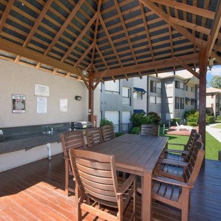 Top Floor 2 Bed 2 Bath Furnished Apartment! - Photo 3