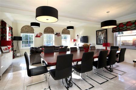 Detached family residence offering substantial accommodation over three floors in this sought after residential road. - Photo 3